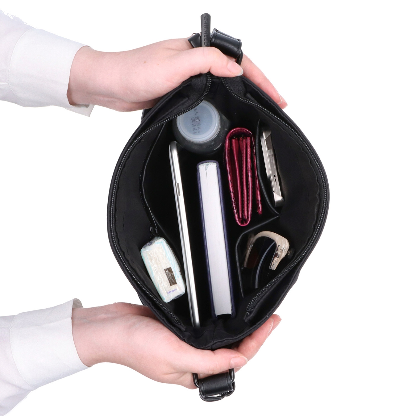 Crossbody kabelka v minimalistickom štýle Carmelo materiál nylon zapínanie na zips farba čierna veľkosť stredná 6605 C LE Vnútro
