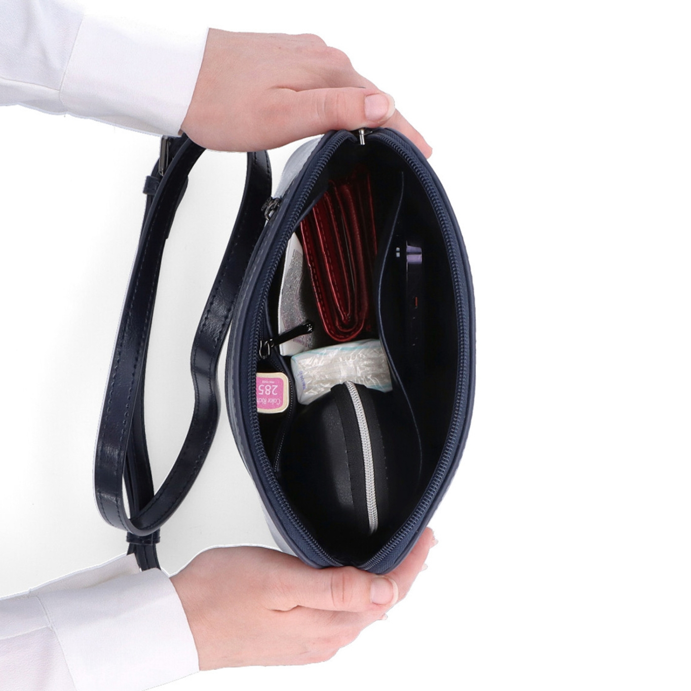 Elegantná kožená crossbody k šatám aj saku Noelia Bolger materiál kože zapínanie na zips farba modrá veľkosť malá NB 0078 TM Vnútro
