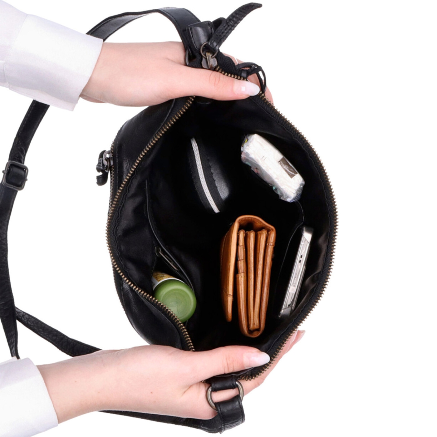 Nadčasová kožená kabelka cez rameno Noelia Bolger materiál kože zapínanie na zips farba čierna veľkosť stredná NB 2405 C Vnútro