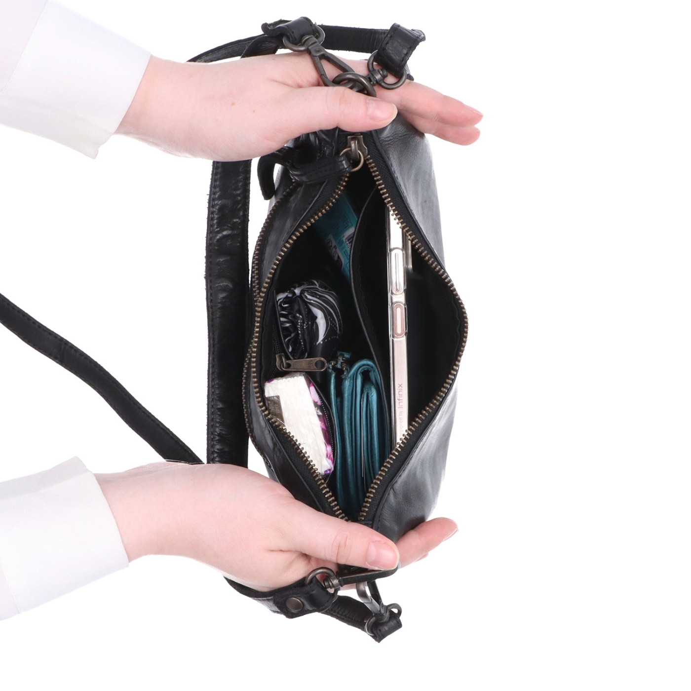 Módna kožená kabelka s dvoma popruhmi Noelia Bolger materiál kože zapínanie na zips farba čierna veľkosť malá NB 2425 C Vnútro