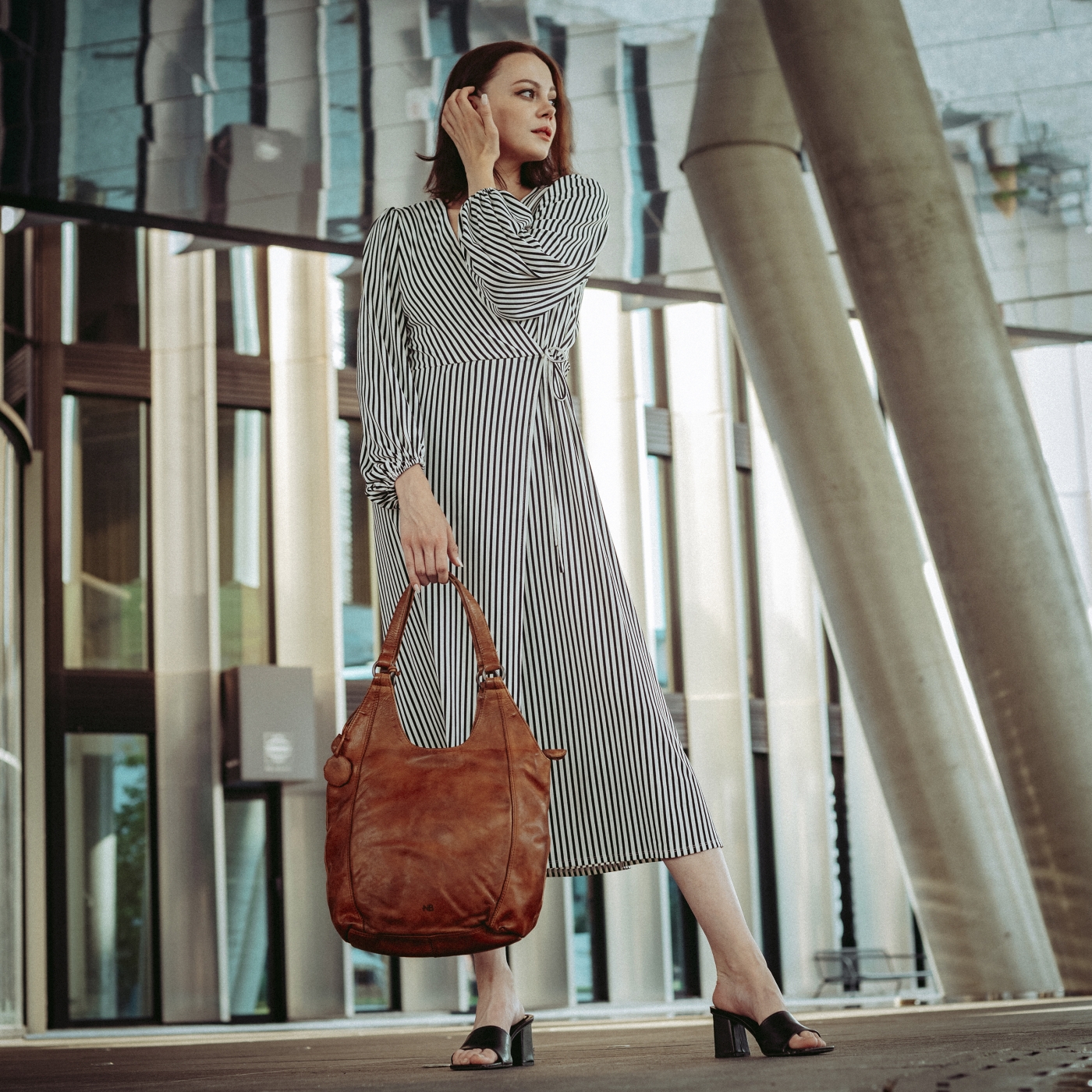 Elegantná kožená shopper kabelka s prešívaním Noelia Bolger materiál kože zapínanie na zips farba koňaková veľkosť stredná NB 2044 KO Lifestyle