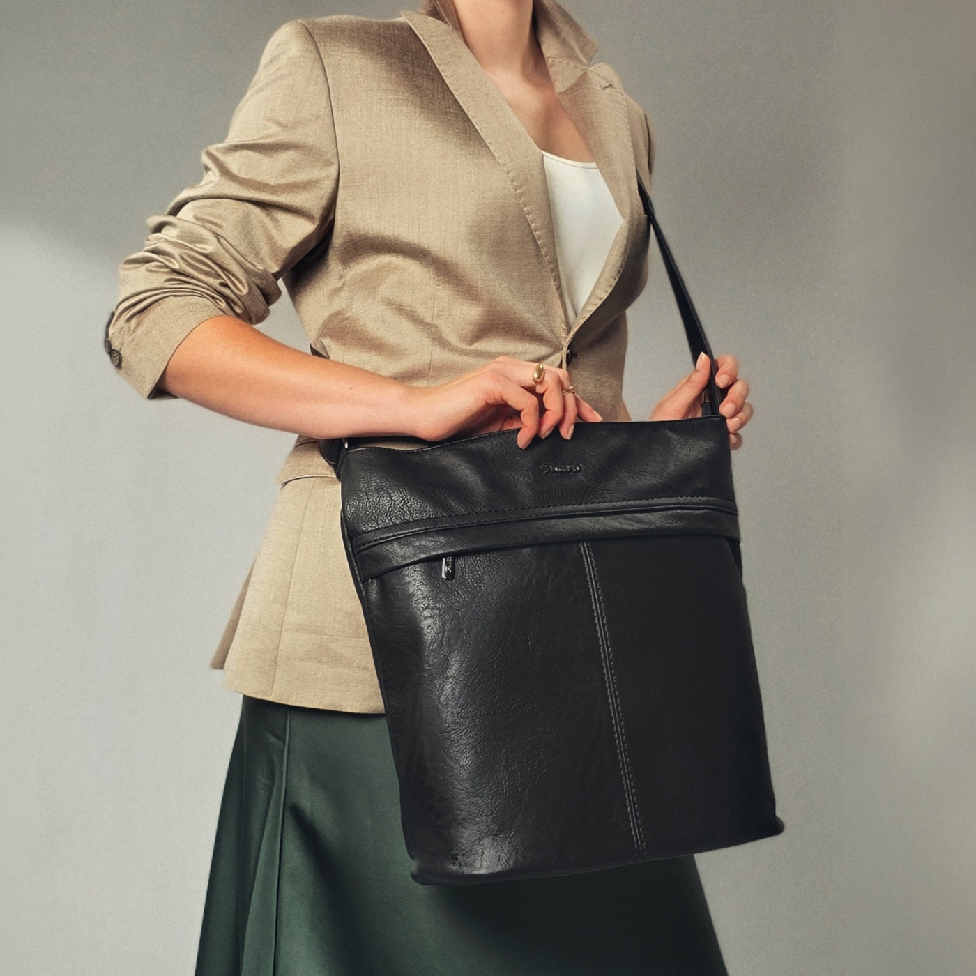 Veľká crossbody kabelka z mäkkej syntetickej kože Tangerin materiál syntetická koža zapínanie na zips farba čierna veľkosť veľká 8001 C Lifestyle