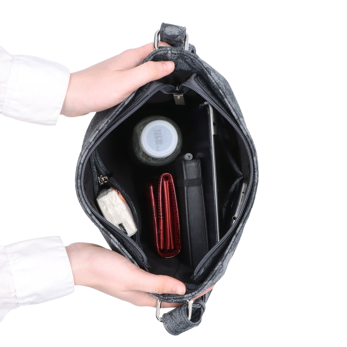 Crossbody kabelka s jemným kvetinovým vzorom Carmelo materiál syntetická koža zapínanie na zips farba čierna veľkosť stredná 4601 C Vnútro