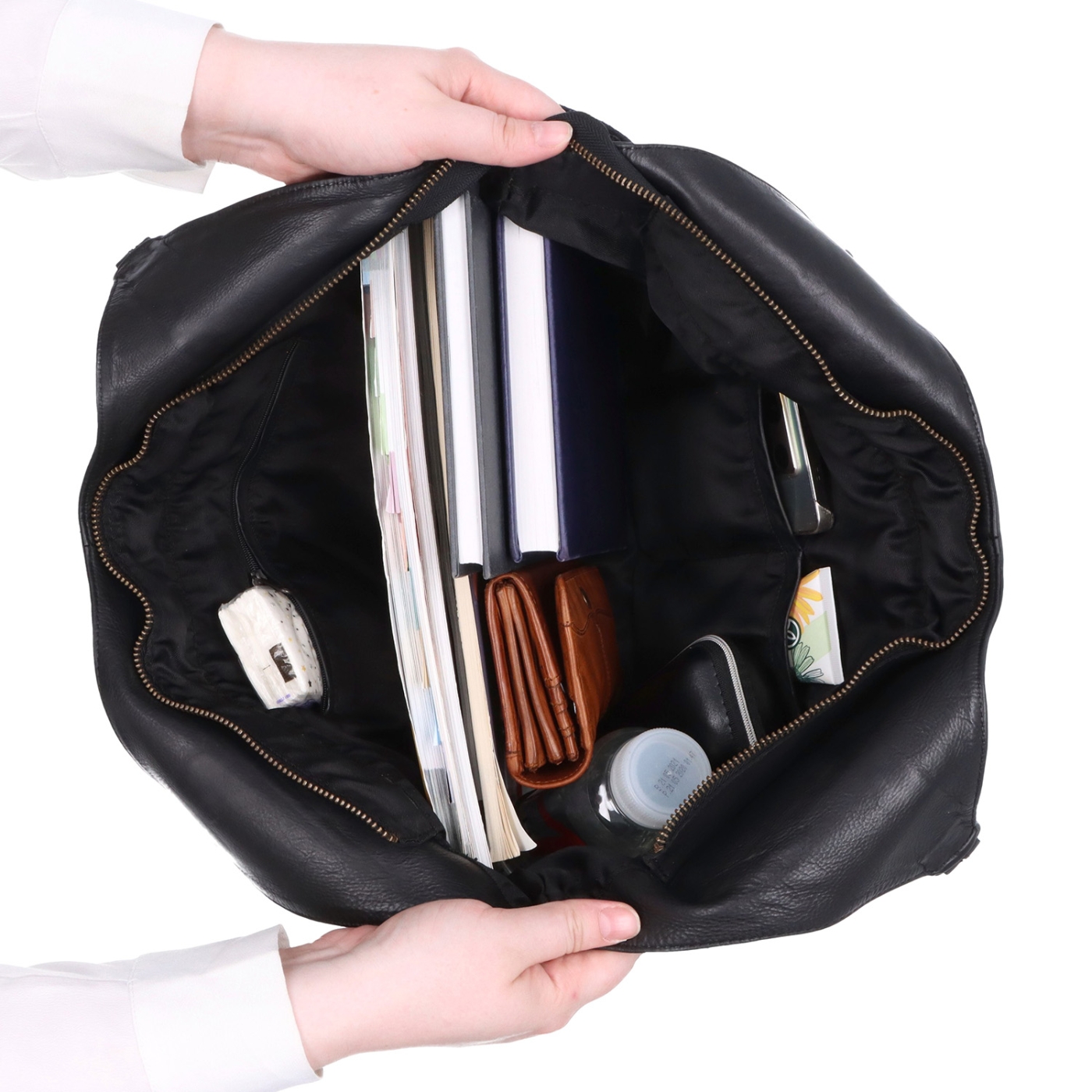 Veľká kožená kabelka s uchami a crossbody popruhom Noelia Bolger materiál kože zapínanie na zips farba čierna veľkosť veľká NB 2429 C Vnútro