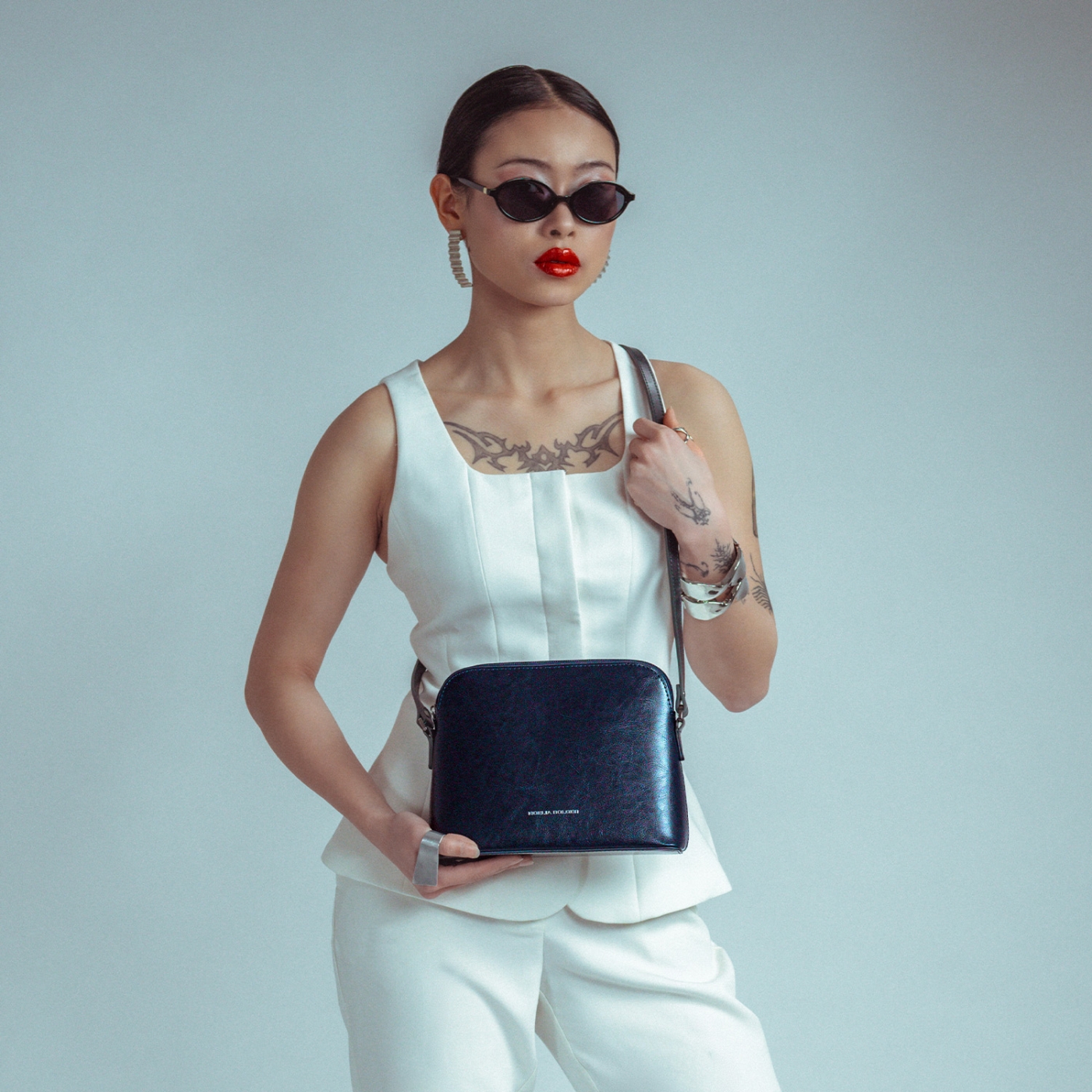 Minimalistická kožená crossbody kabelka na každý deň Noelia Bolger materiál kože zapínanie na zips farba modrá veľkosť malá NB 0116 TM Lifestyle