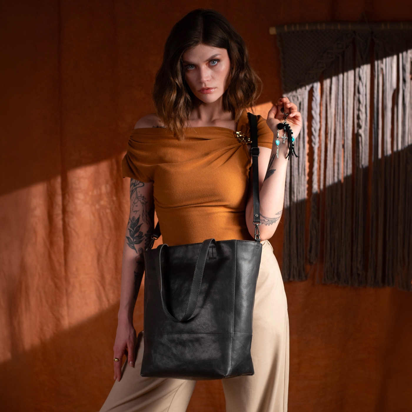 Priestranná kožená kabelka s príveskom Noelia Bolger materiál kože zapínanie na zips farba čierna veľkosť veľká NB 3102 C Lifestyle
