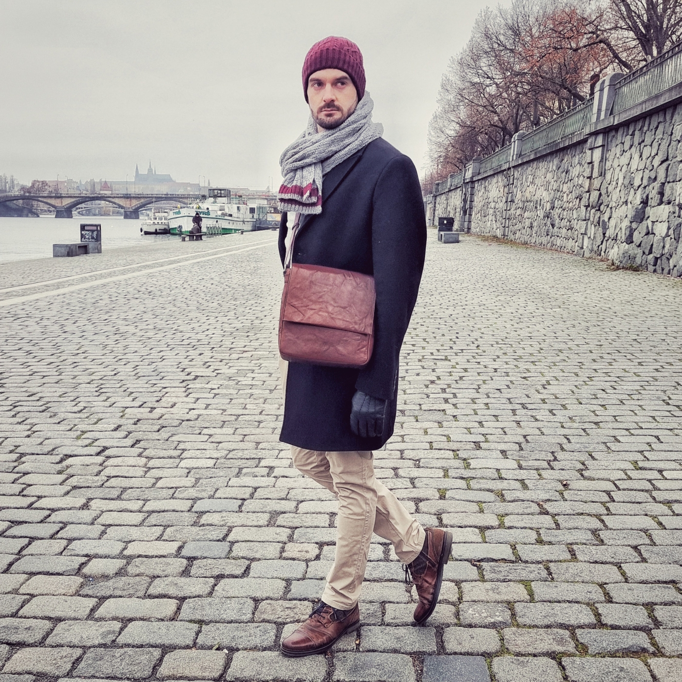 Kožená crossbody s chlopňou Poyem materiál kože zapínanie s chlopňou farba koňaková veľkosť stredná 2207 Poyem KO Lifestyle