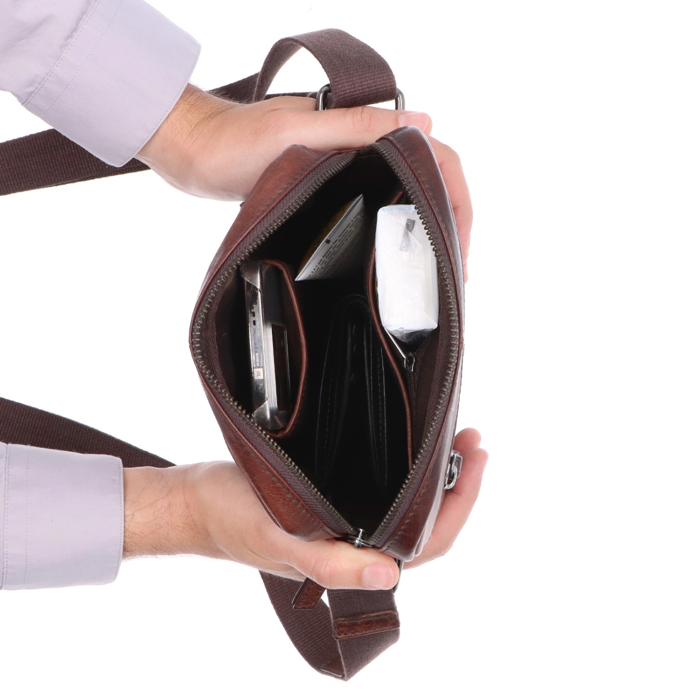 Kožená crossbody taška Poyem materiál kože farba hnedá veľkosť malá 2206 Poyem H Vnútro