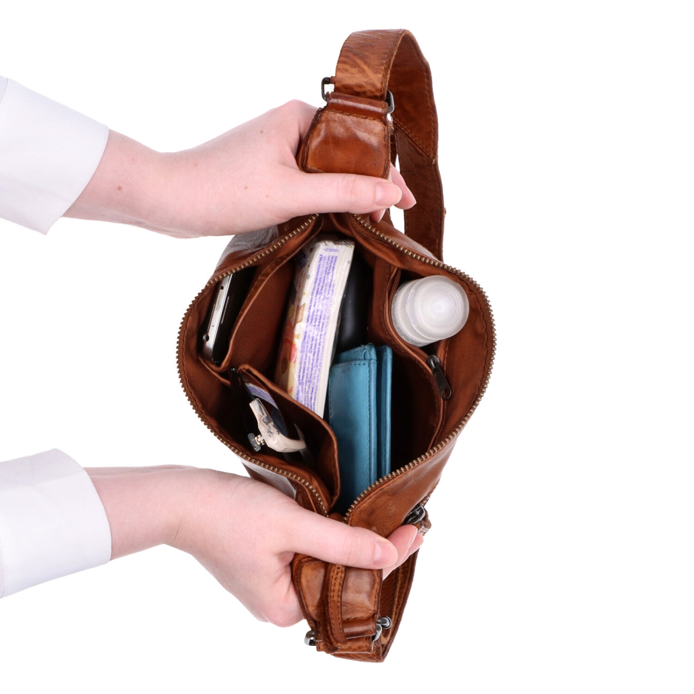 Malá kožená moonbag kabelka Noelia Bolger materiál kože zapínanie na zips farba koňaková veľkosť malá NB 2411 KO Vnútro