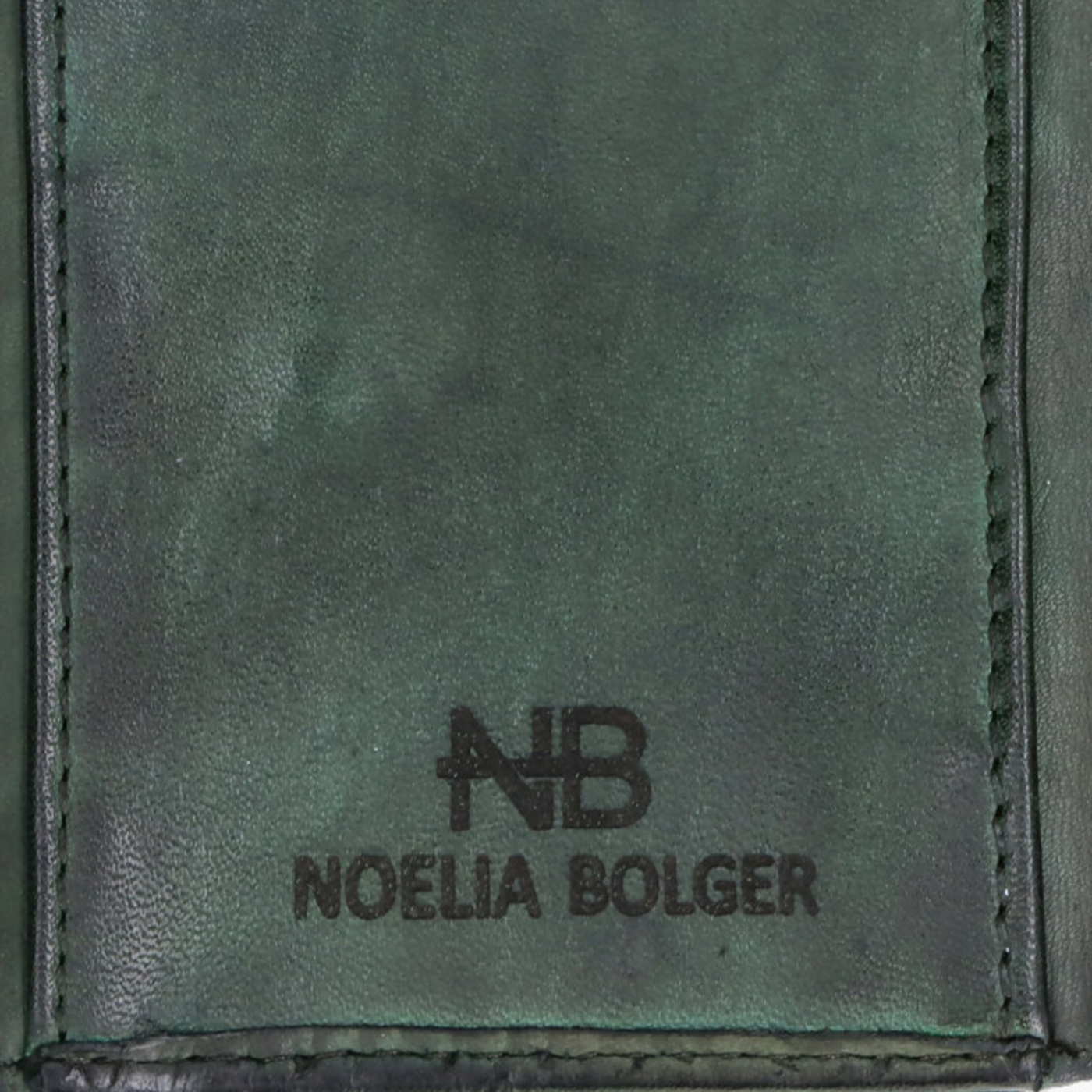 Kožená peňaženka s praktickým vreckom na zips Noelia Bolger materiál kože zapínanie na cvok farba zelená veľkosť malá 5132 NB ZE Logo