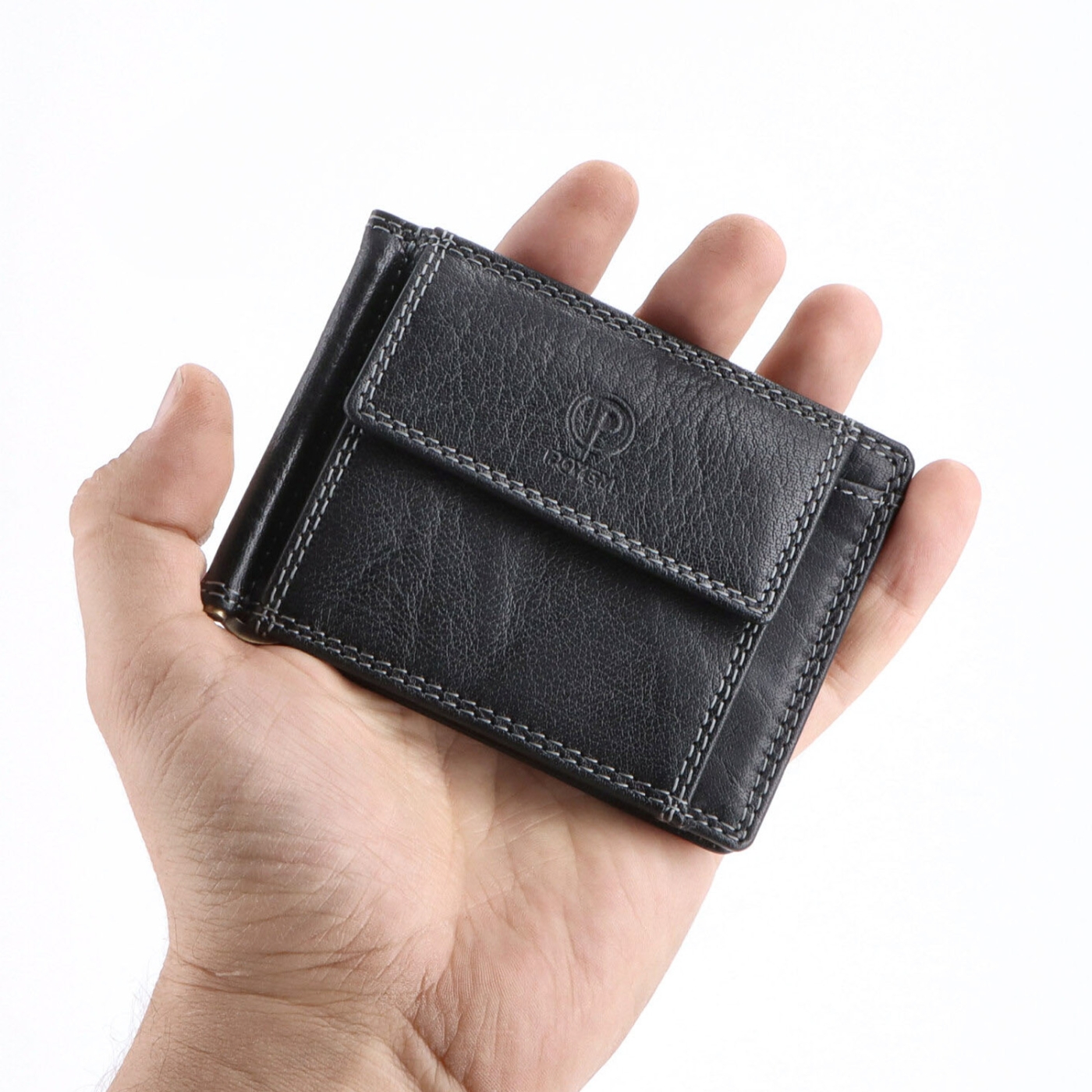 Dolarovka z pravej kože Poyem materiál kože zapínanie Bez zapínania farba čierna veľkosť malá 5210 Poyem C V ruke