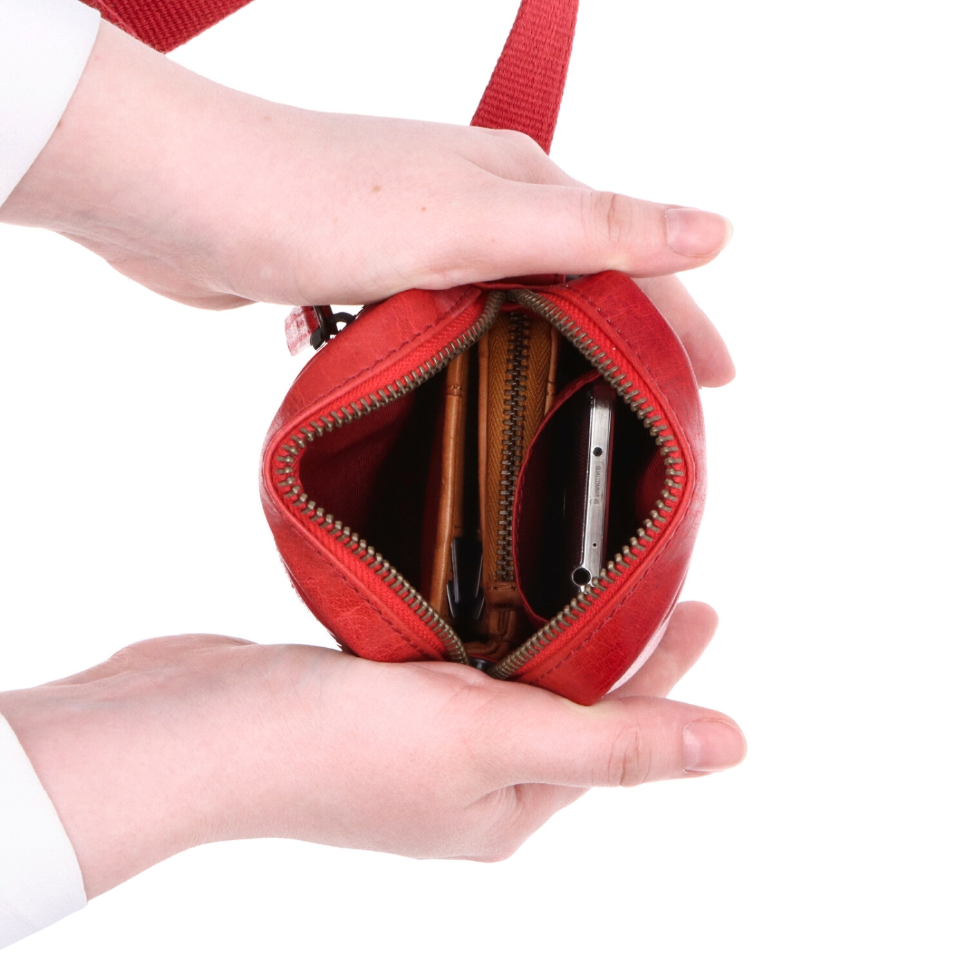 Malá kožená crossbody Poyem materiál kože zapínanie na zips farba červená veľkosť malá 2220 Poyem CV Vnútro