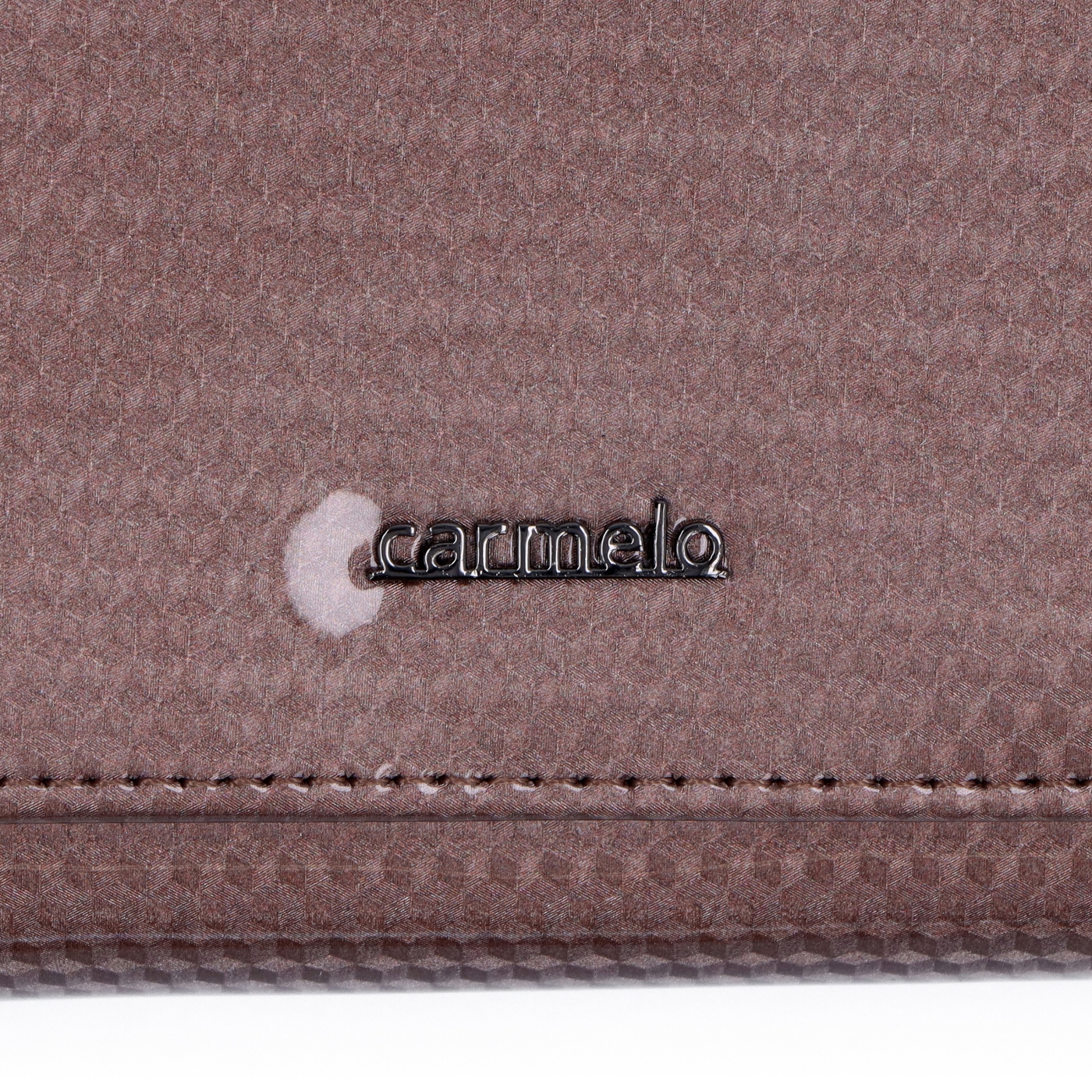 Lakovaná kožená peňaženka s moderným vzorom Carmelo materiál kože zapínanie na zips farba taupe veľkosť malá 2105 K T Logo
