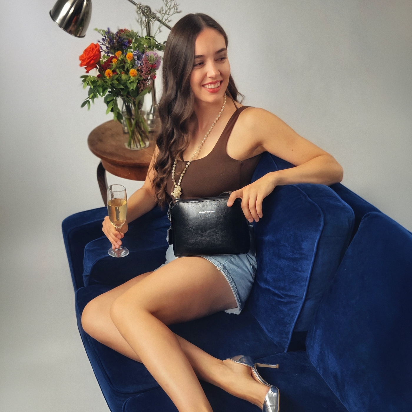 Luxusná malá kožená crossbody kabelka Noelia Bolger materiál kože zapínanie na zips farba čierna veľkosť malá NB 0080 C Lifestyle