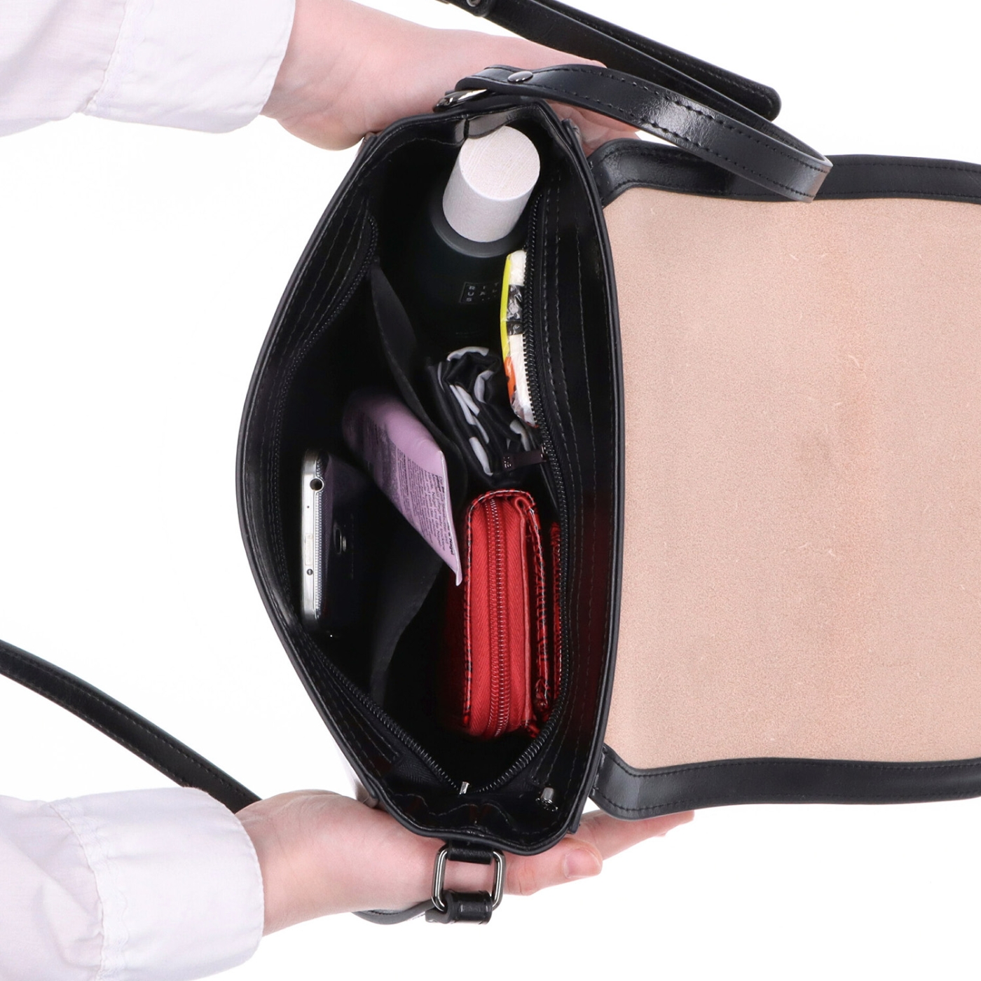 Elegantná kožená crossbody kabelka s chlopňou Noelia Bolger materiál kože zapínanie s chlopňou farba čierna veľkosť malá NB 0117 C Vnútro