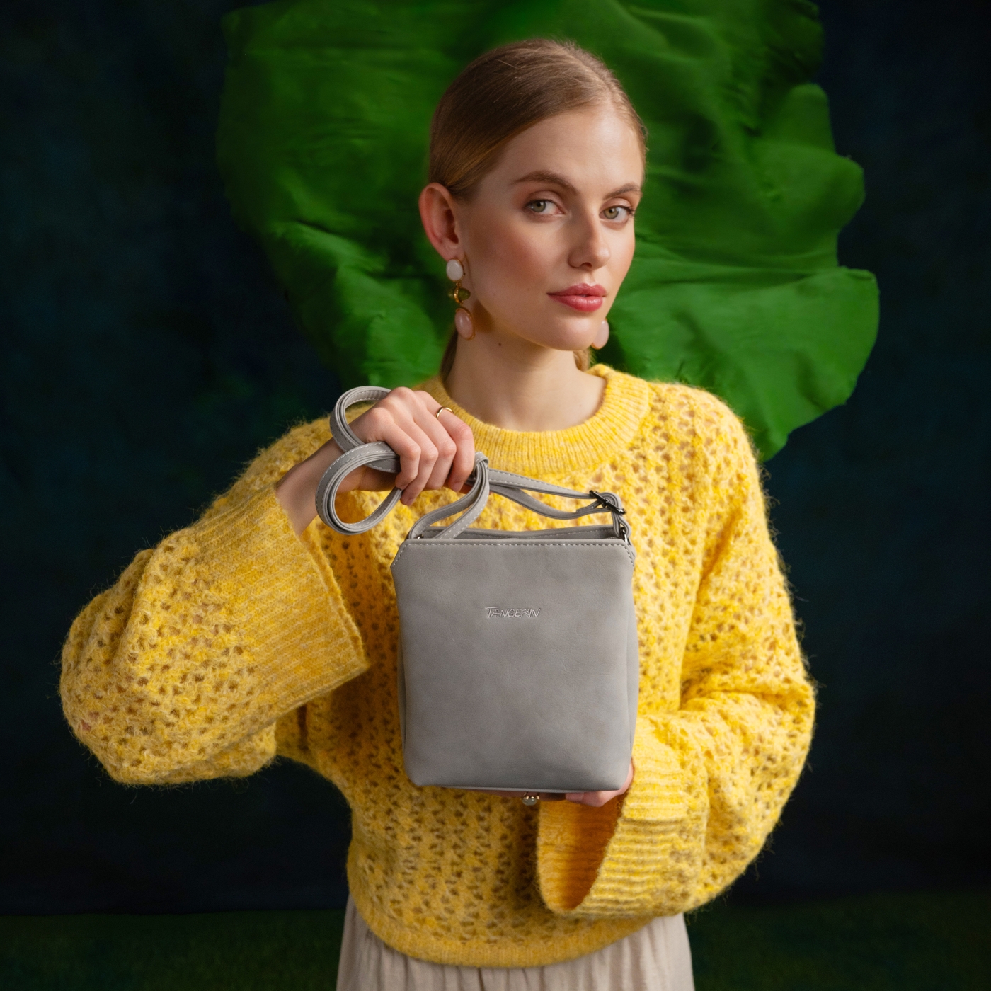 Praktická crossbody kabelka so štruktúrovaným vnútrom Tangerin materiál syntetická koža zapínanie na zips farba sivá veľkosť malá 1117 SS Lifestyle