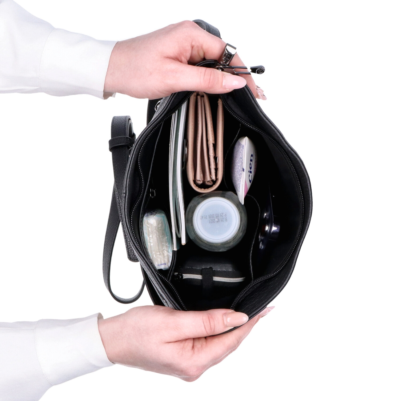 Malá kožená crossbody kabelka s čistým dizajnom Noelia Bolger materiál kože zapínanie na zips farba čierna veľkosť malá NB 3008 C Vnútro