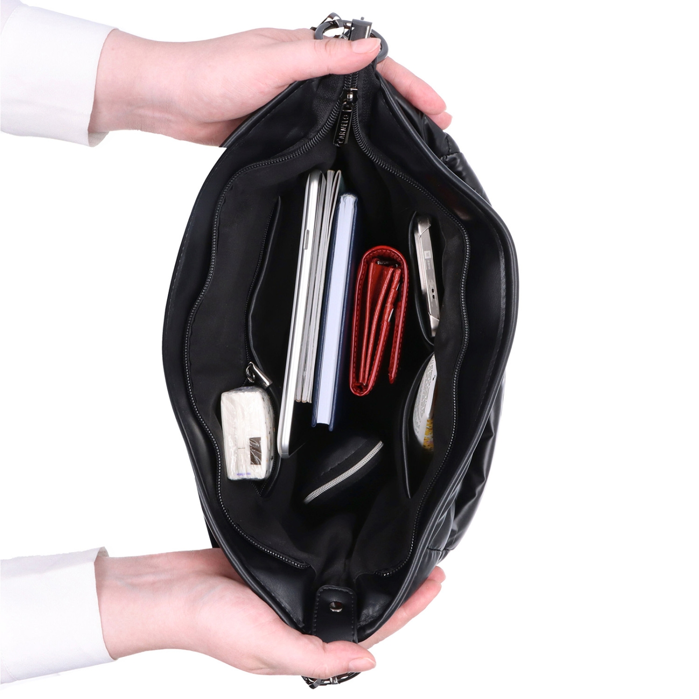 Mäkká kabelka s prešívaním a elegantným štýlom Carmelo materiál nylon zapínanie na zips farba zelená veľkosť stredná 4383 PE Vnútro