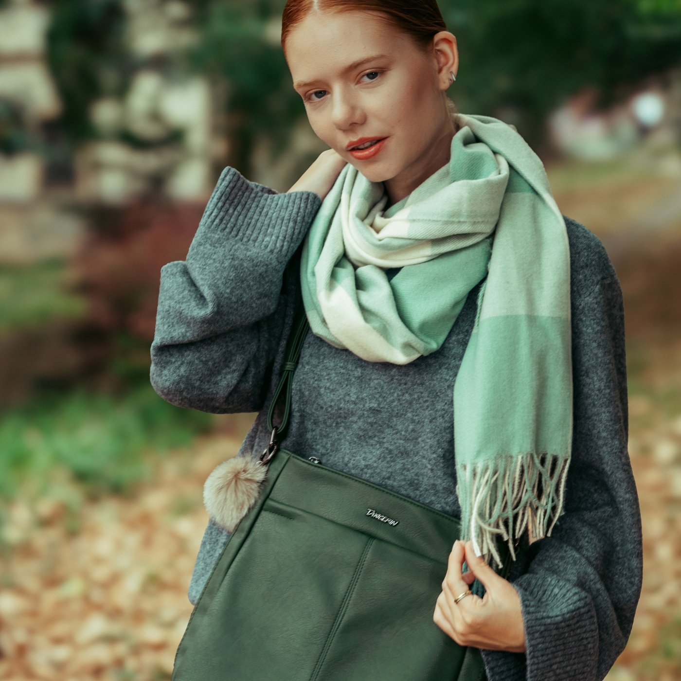 Chlpatý prívesok s ozdobnými korálkami Indee materiál plyš farba béžová D028 Lifestyle