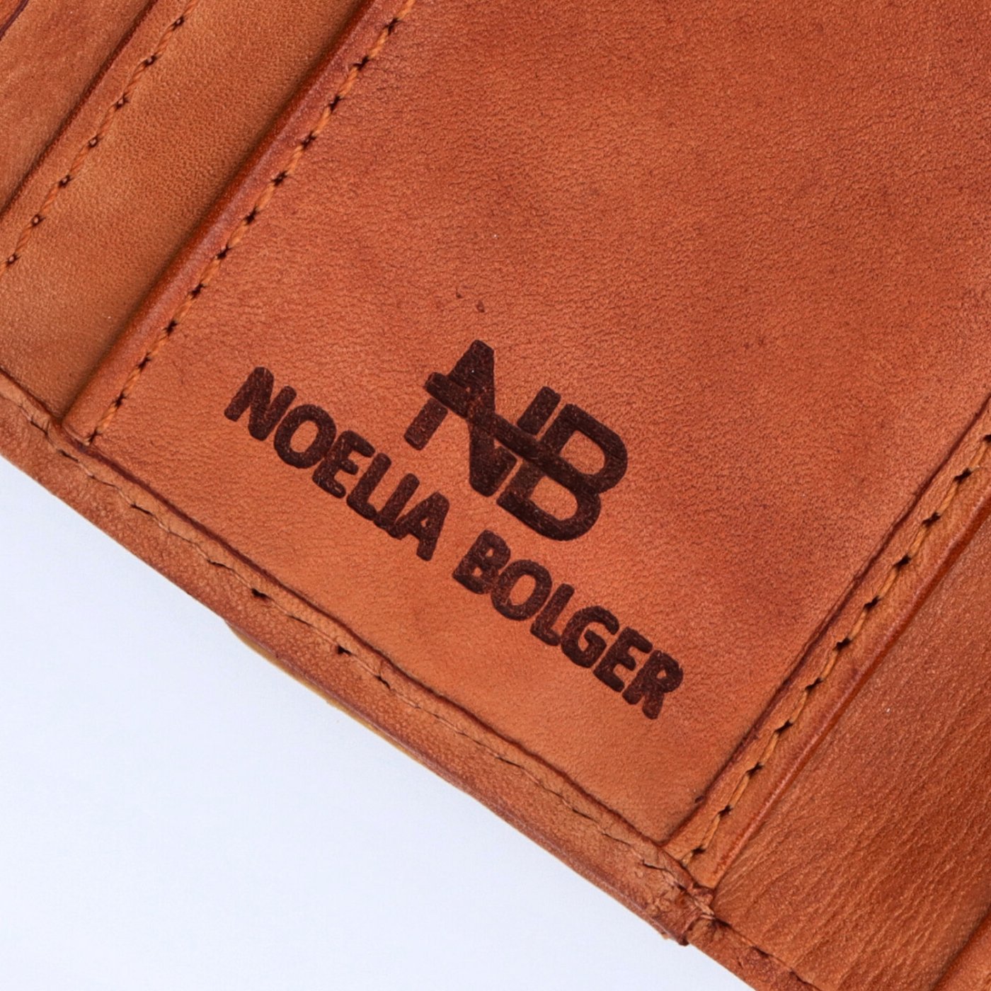 Malá kožená peňaženka s moderným prešívaním Noelia Bolger materiál kože zapínanie na cvok farba koňaková veľkosť stredná 5127 NB KO Logo