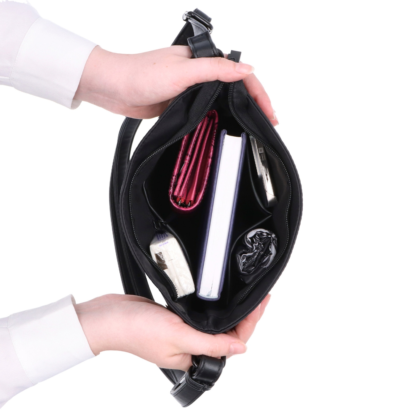 Štýlová dámska crossbody kabelka z nylonu Carmelo materiál nylon zapínanie na zips farba čierna veľkosť malá 6606 C LE Vnútro