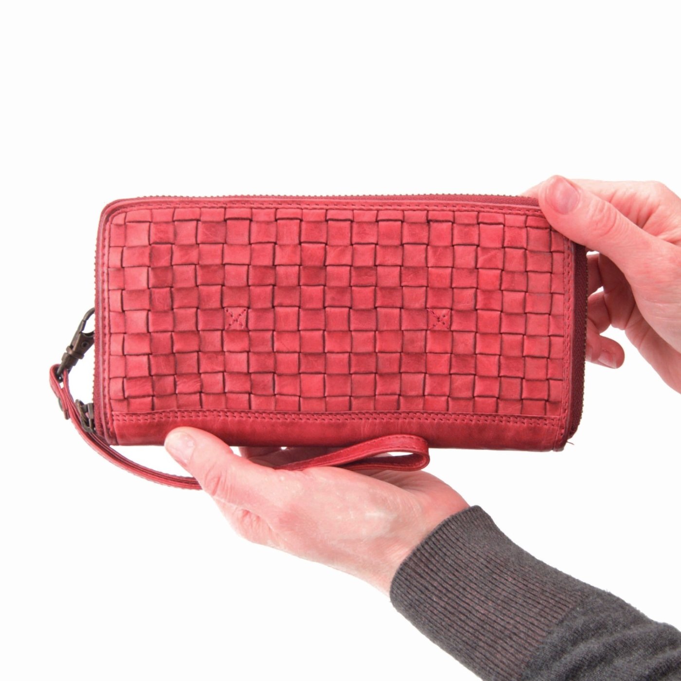 Kožený prepletaný peračník Noelia Bolger materiál kože zapínanie na zips farba červená veľkosť veľká 5103 NB CV V ruke