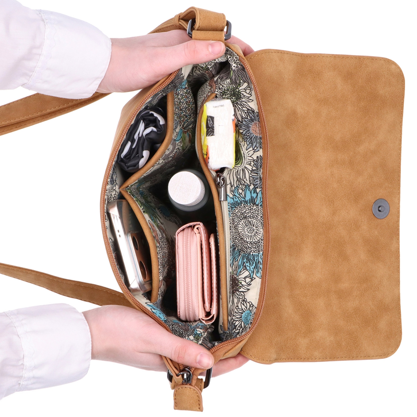 Praktická crossbody kabelka s klopou Tangerin materiál syntetická koža zapínanie na cvok farba koňaková veľkosť stredná 1116 CAM Vnútro