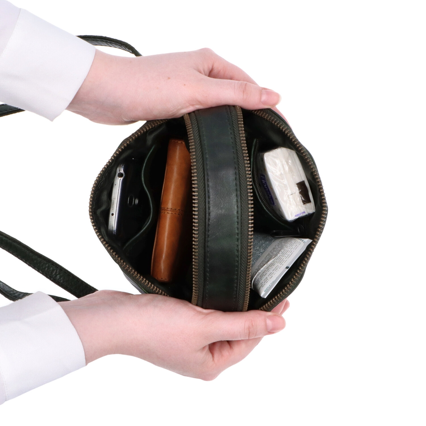 Kvalitná kožená crossbody kabelka Noelia Bolger materiál kože zapínanie na zips farba zelená veľkosť malá NB 2408 ZE Vnútro