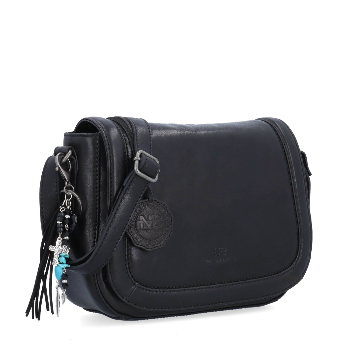 Menšia crossbody kabelka s chlopňou a príveskom Noelia Bolger materiál kože zapínanie s chlopňou farba čierna veľkosť stredná NB 3111 C