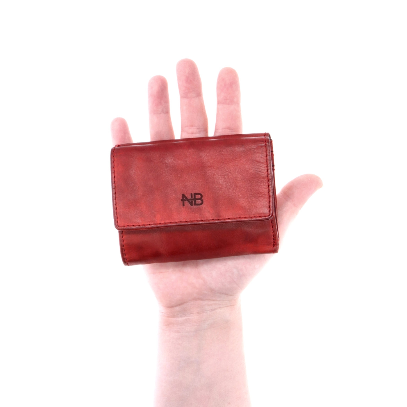 Malá kožená peňaženka pre mužov aj ženy Noelia Bolger materiál kože farba červená veľkosť malá 5135 NB CV V ruke