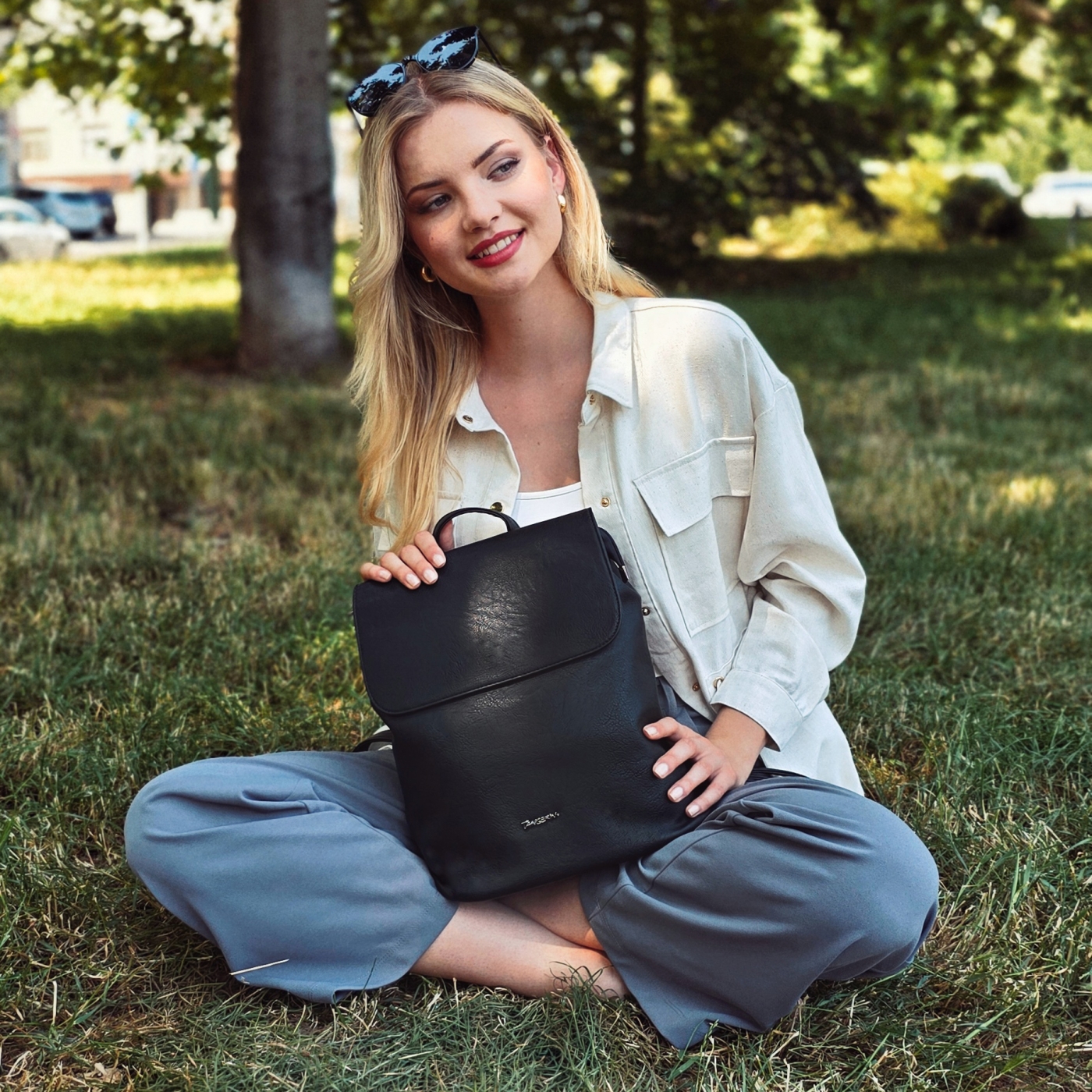Mestský batoh s chlopňou a magnetom Tangerin materiál syntetická koža zapínanie na zips farba čierna veľkosť stredná 8006 C Lifestyle