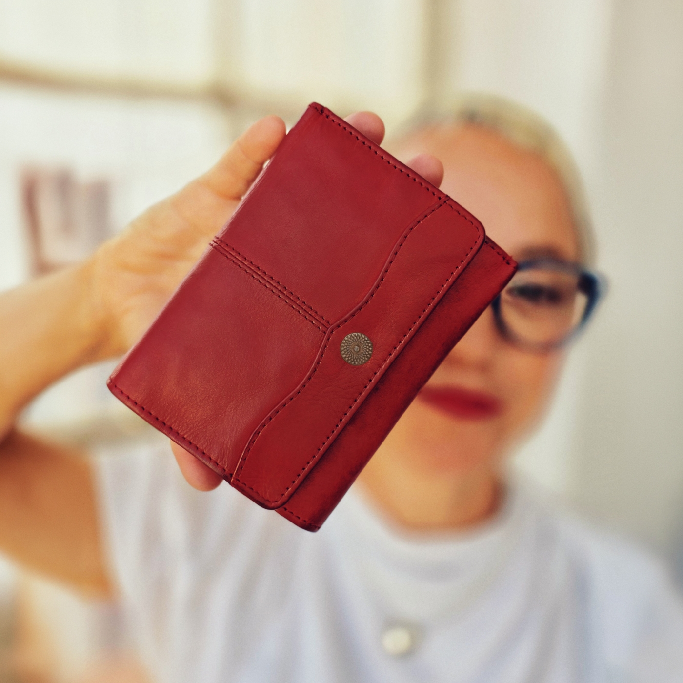 Malá kožená peňaženka s moderným prešívaním Noelia Bolger materiál kože zapínanie na cvok farba červená veľkosť stredná 5127 NB CV Lifestyle