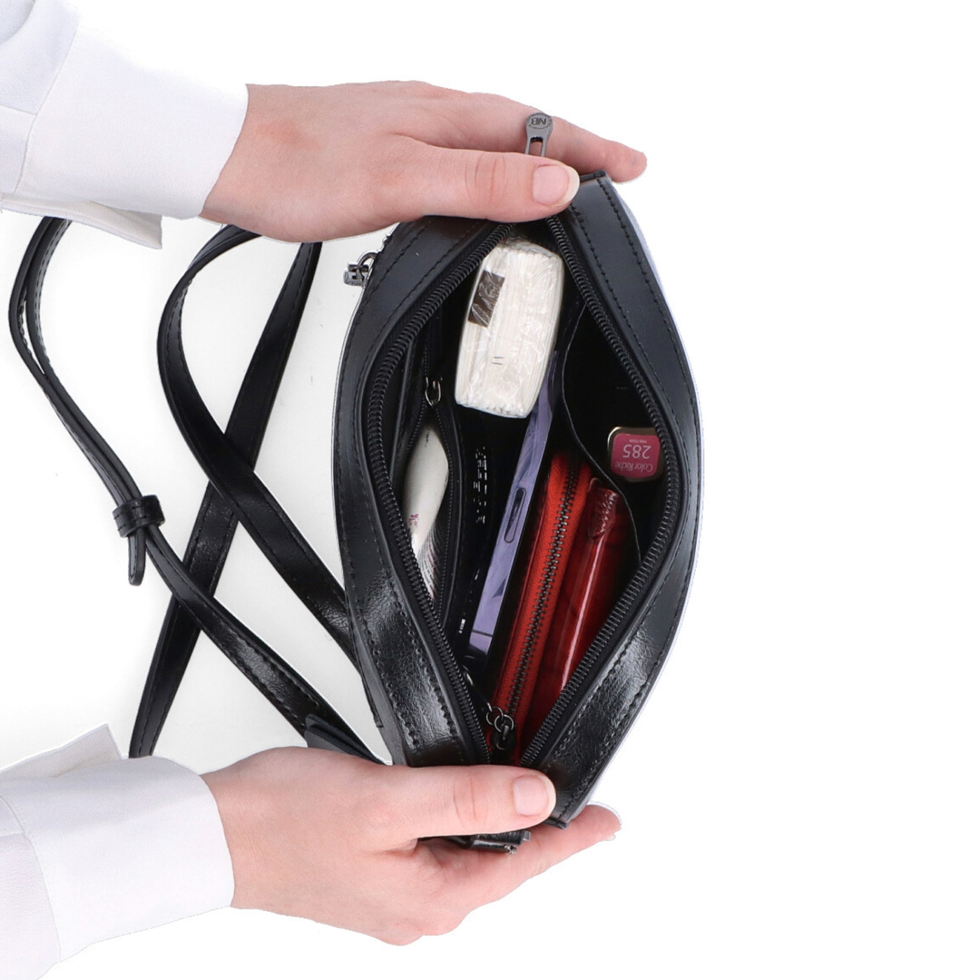 Malá minimalistická kožená crossbody kabelka Noelia Bolger materiál kože zapínanie na zips farba čierna veľkosť malá NB 0106 C Vnútro