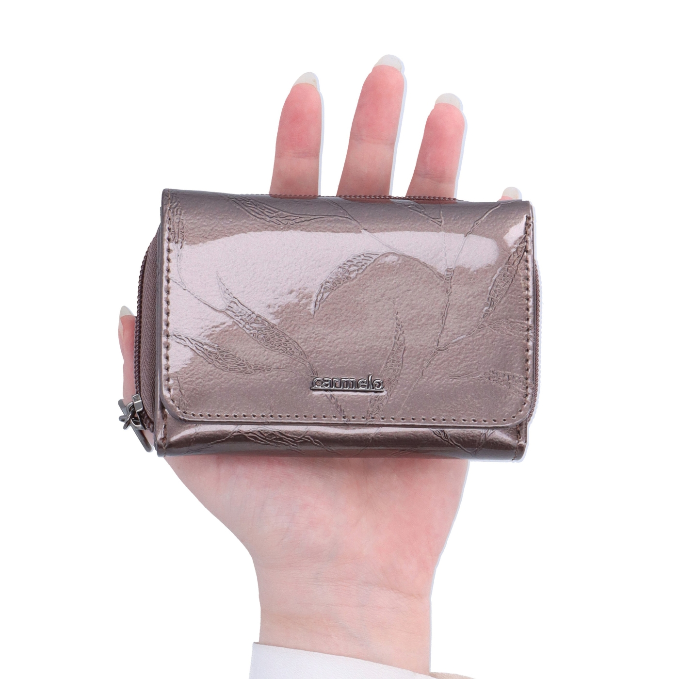 Elegantná lakovaná kožená peňaženka Carmelo materiál kože zapínanie na zips farba taupe veľkosť malá 2105 L T V ruke