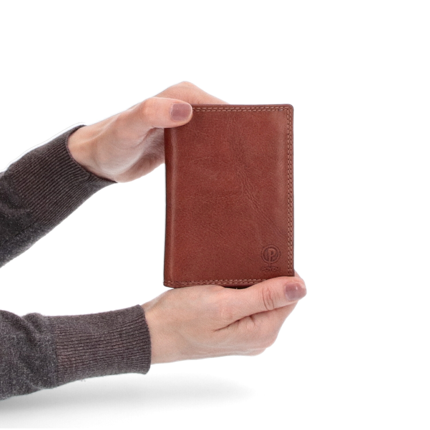 Praktické kožené puzdro na doklady Poyem materiál kože zapínanie Bez zapínania farba koňaková veľkosť malá 5226 Poyem KO V ruke