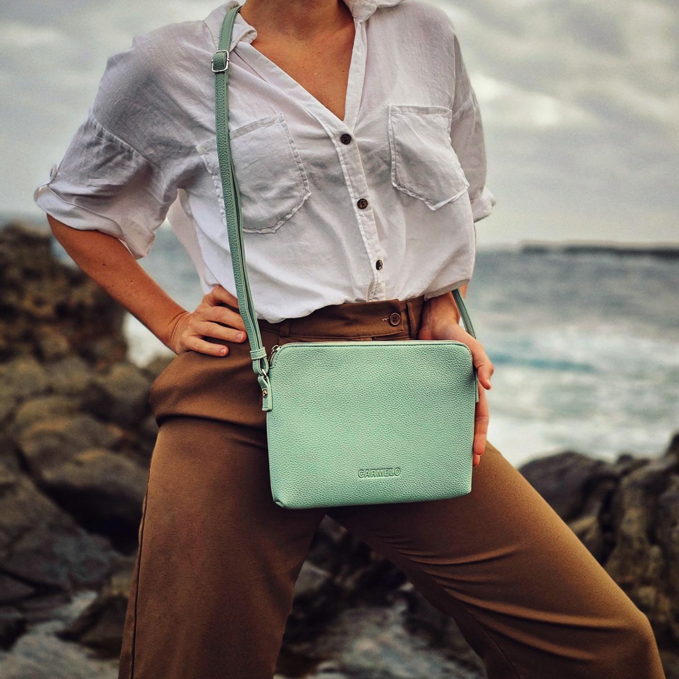 Minimalistická crossbody kabelka zo syntetiky Carmelo materiál syntetická koža zapínanie na zips farba zelená veľkosť malá 4333 SZE Lifestyle