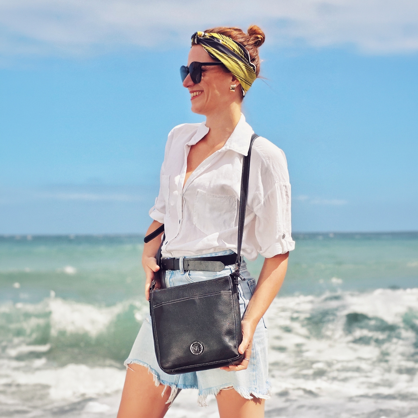 Malá kožená crossbody kabelka s výraznejším prešívaním Noelia Bolger materiál kože zapínanie na zips farba čierna veľkosť malá NB 3004 C Lifestyle