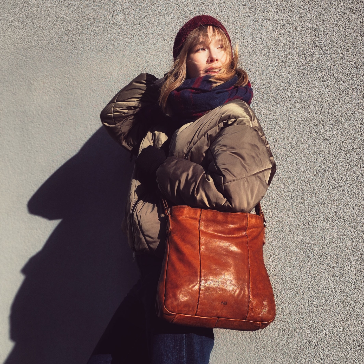 Kožená crossbody kabelka s prešívaním Noelia Bolger materiál kože zapínanie na zips farba koňaková veľkosť stredná NB 2002 KO Lifestyle