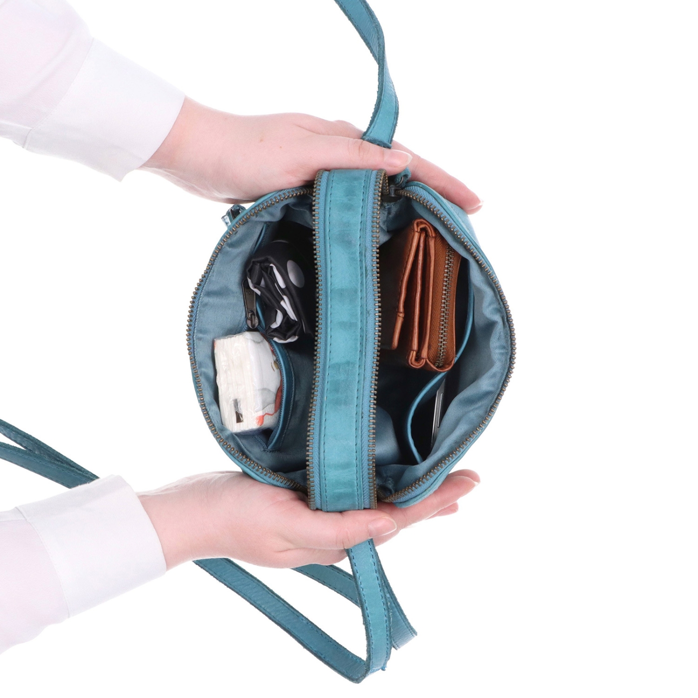 Minimalistická kožená crossbody kabelka Noelia Bolger materiál kože zapínanie na zips farba tyrkysová veľkosť malá NB 2407 TYR Vnútro