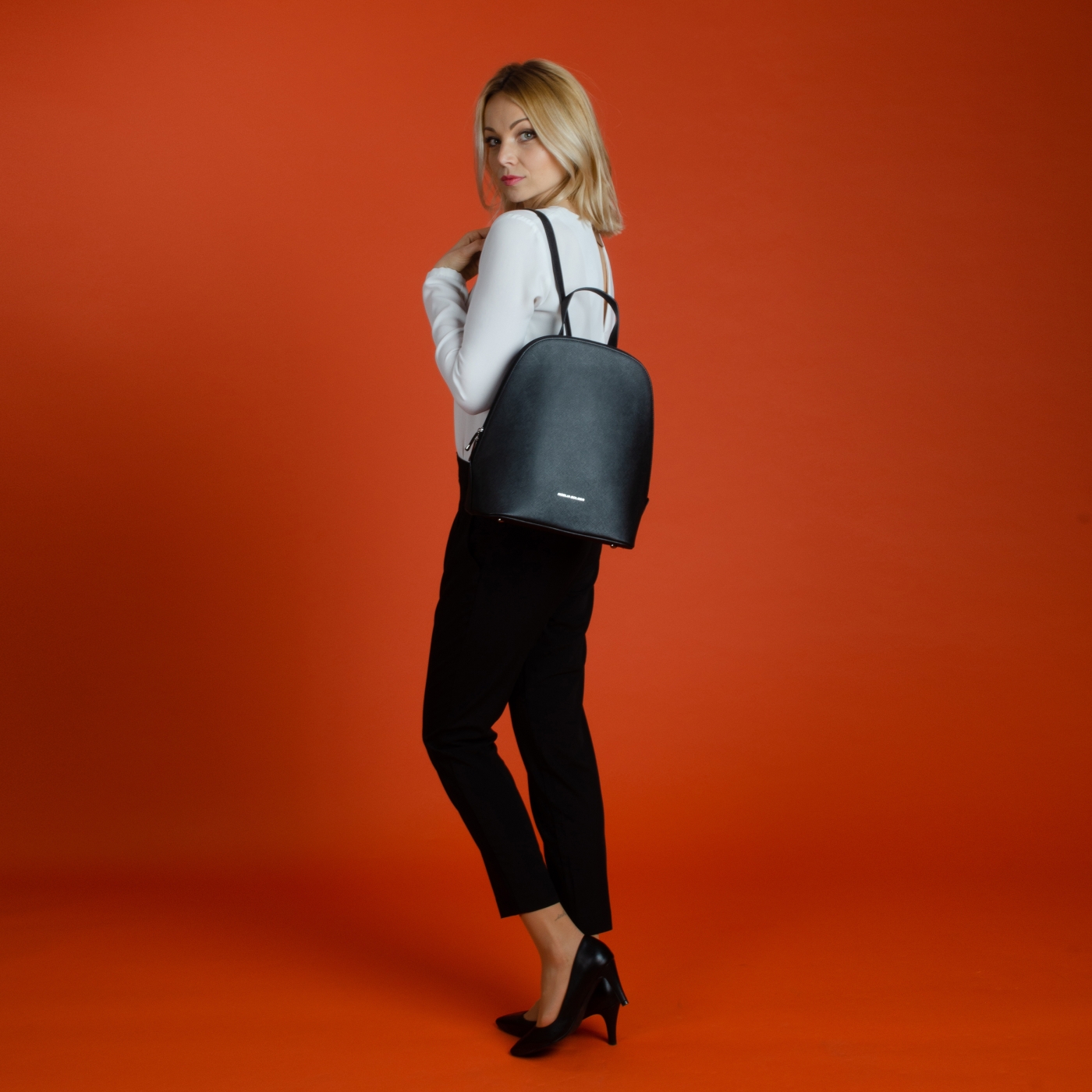Batoh z kože saffiano Noelia Bolger materiál kože zapínanie na zips farba čierna veľkosť stredná NB 0033 C Lifestyle