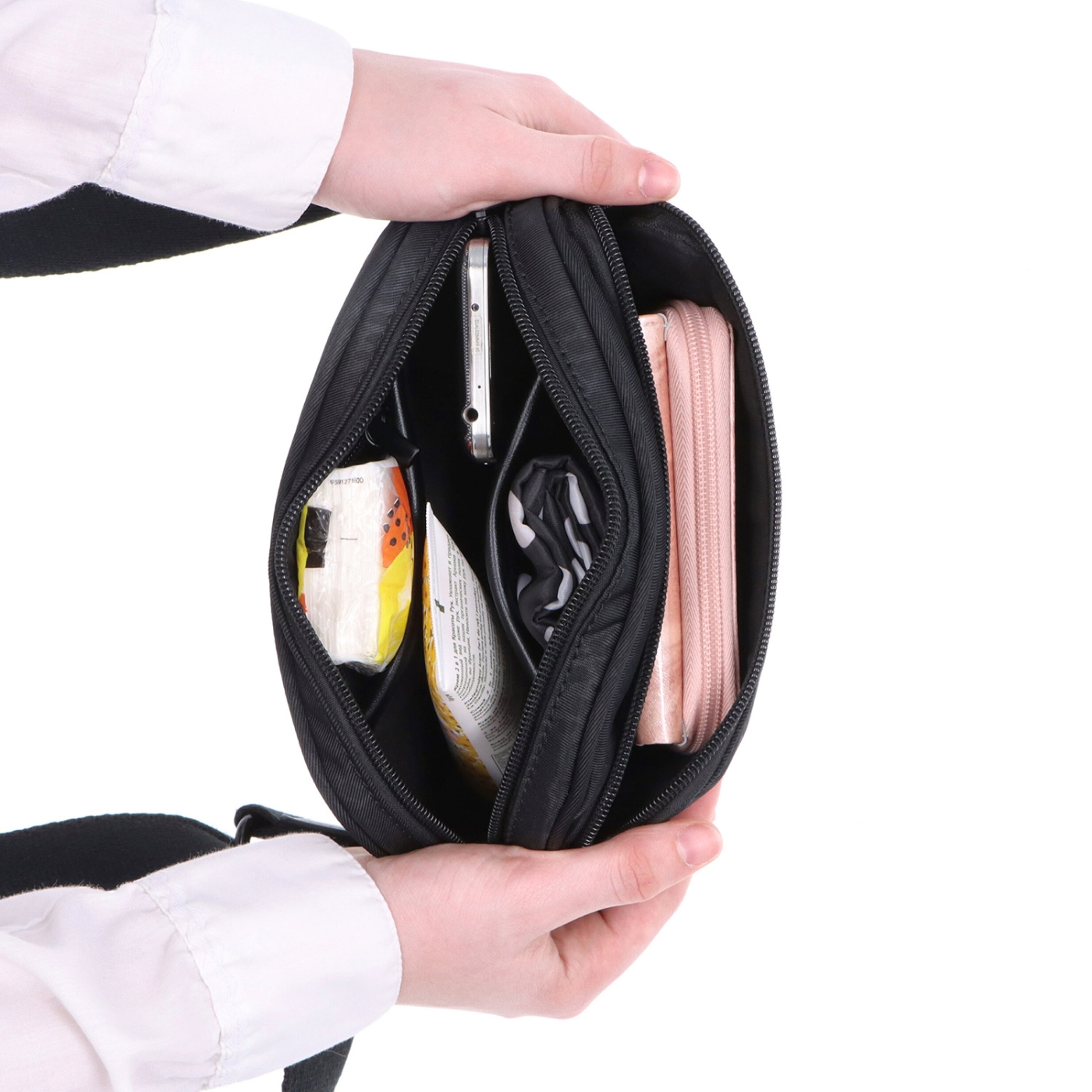 Nylonová crossbody kabelka so širokým popruhom a predným vreckom Carmelo materiál nylon zapínanie na zips farba čierná veľkosť malá 6613 C LE Vnútro
