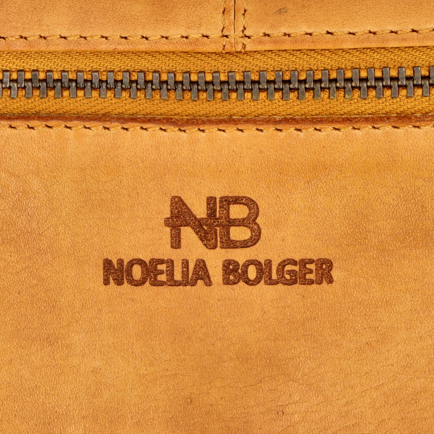 Dlhá kožená peňaženka s prešívaním Noelia Bolger materiál kože zapínanie na cvok farba žltá veľkosť veľká 5126 NB ZLU Logo
