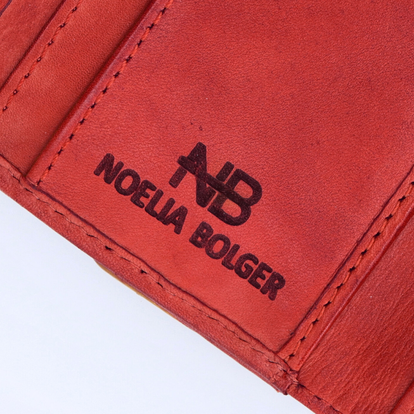 Malá kožená peňaženka s moderným prešívaním Noelia Bolger materiál kože zapínanie na cvok farba červená veľkosť stredná 5127 NB CV Logo