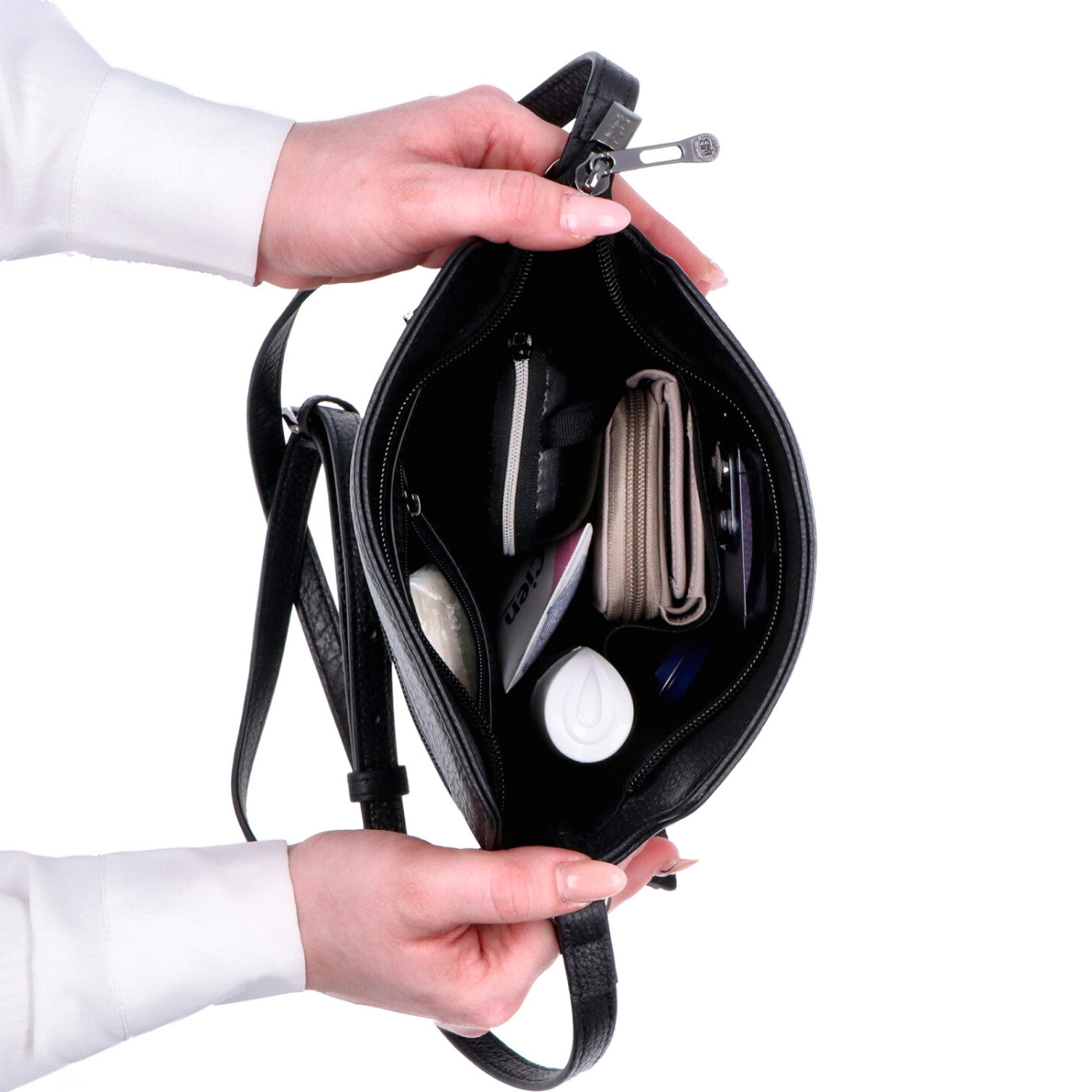 Malá crossbody kabelka zo štruktúrovanej kože Noelia Bolger materiál kože zapínanie na zips farba čierna veľkosť malá NB 3009 C Vnútro