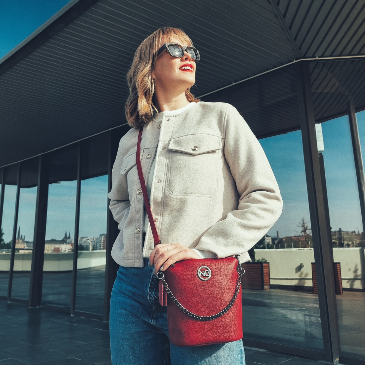 Malá kožená crossbody kabelka s výraznou retiazkou Noelia Bolger materiál kože zapínanie na zips farba červená veľkosť malá NB 3016 CV Lifestyle