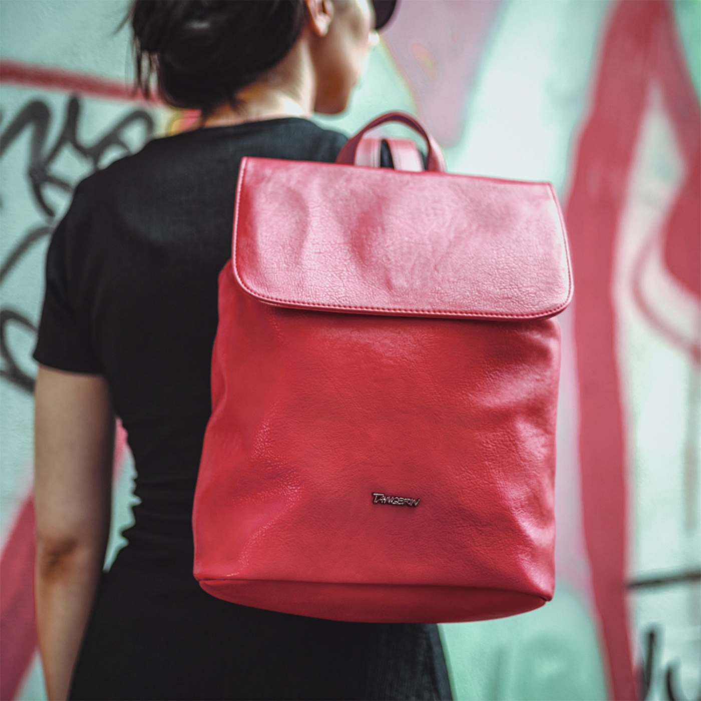 Mestský batoh s chlopňou a magnetom Tangerin materiál syntetická koža zapínanie na zips farba červená veľkosť stredná 8006 CV Lifestyle
