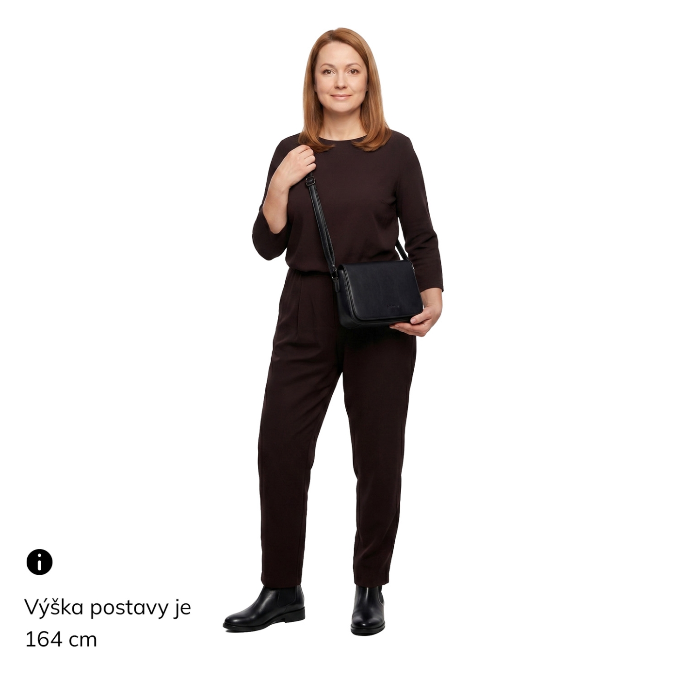 Nadčasová crossbody kabelka s chlopňou Le Sands materiál syntetická koža zapínanie s chlopňou farba čierna veľkosť malá 7724 C Na postave