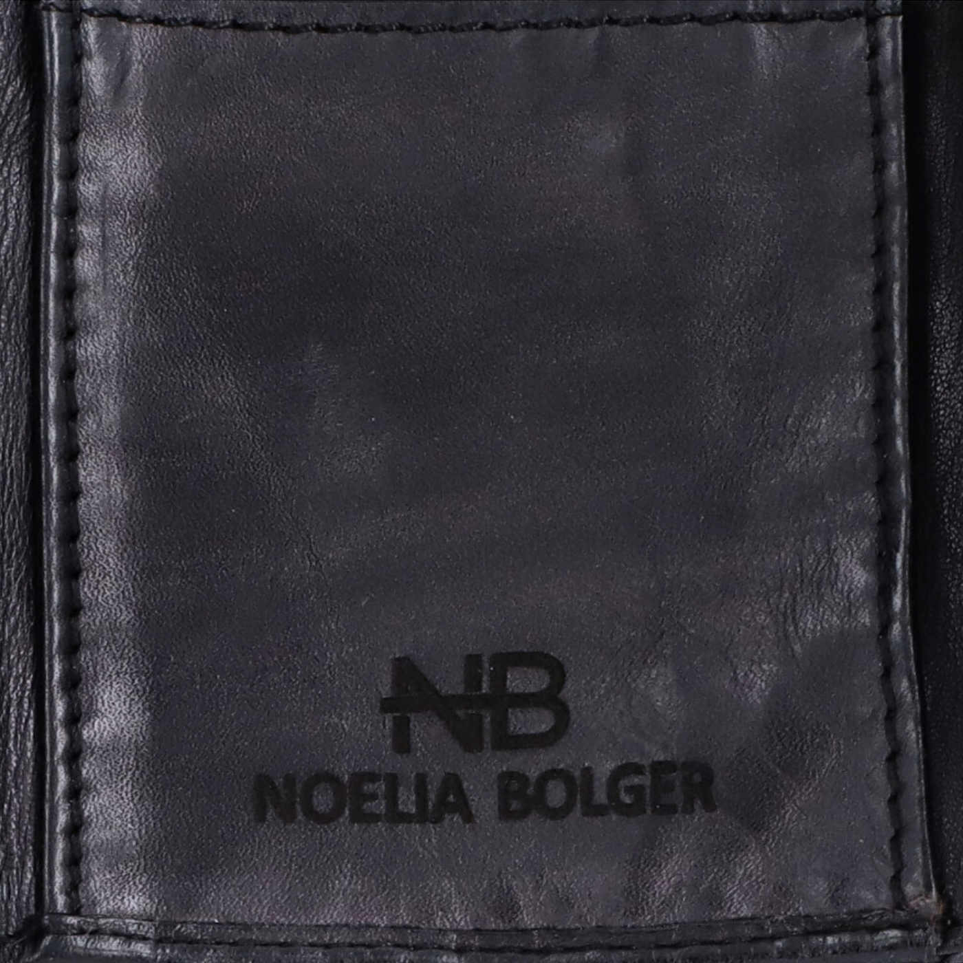 Kožená peňaženka s praktickým vreckom na zips Noelia Bolger materiál kože zapínanie na cvok farba čierna veľkosť malá 5132 NB C Logo