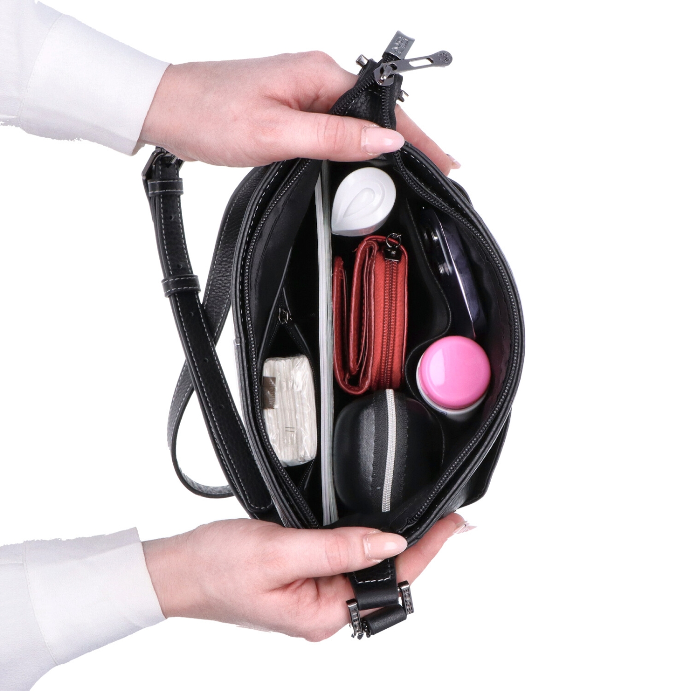 Malá kožená crossbody kabelka s výraznejším prešívaním Noelia Bolger materiál kože zapínanie na zips farba čierna veľkosť malá NB 3004 C Vnútro