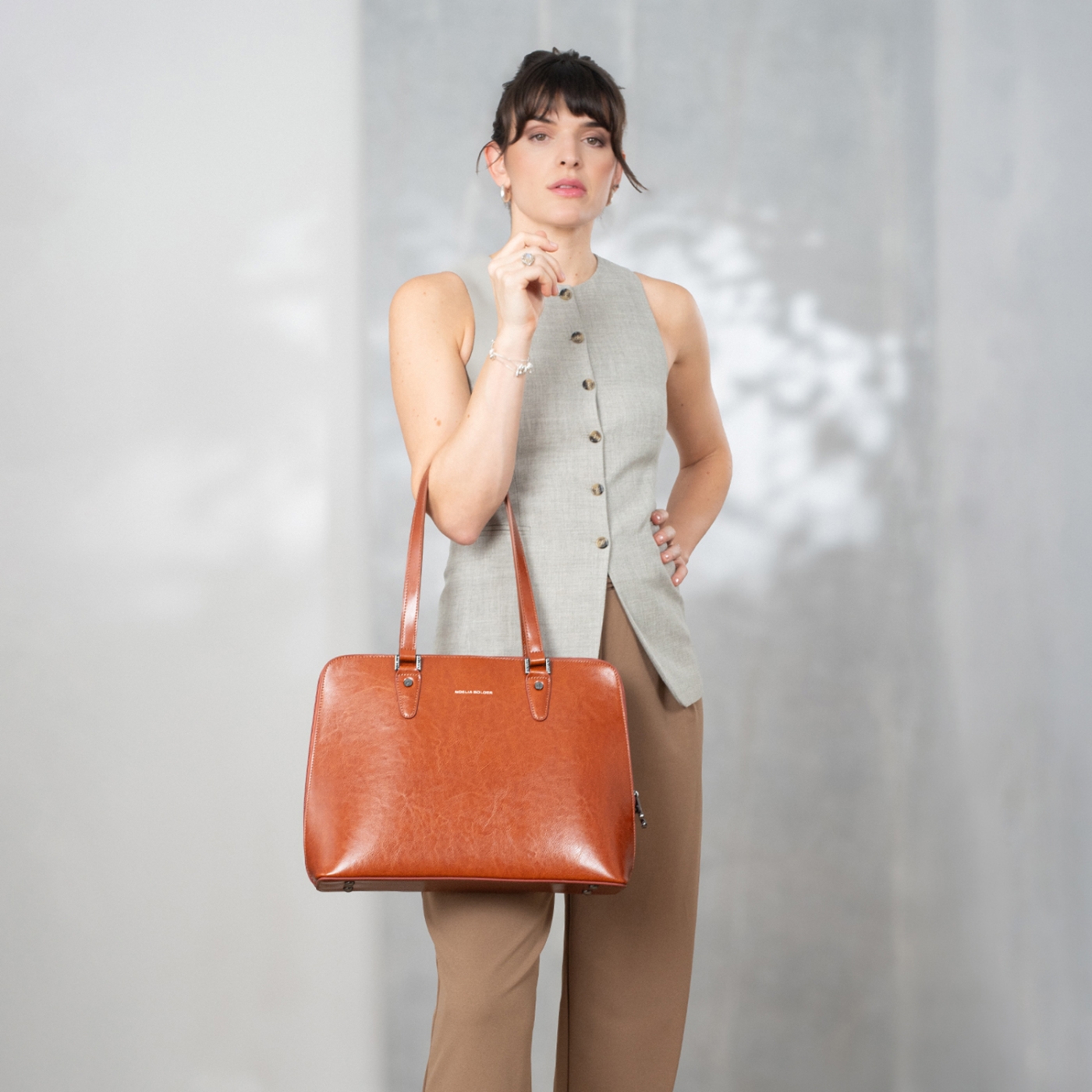 Elegantná kožená kabelka Noelia Bolger materiál kože zapínanie na zips farba koňaková veľkosť veľká NB 0057 KO Lifestyle